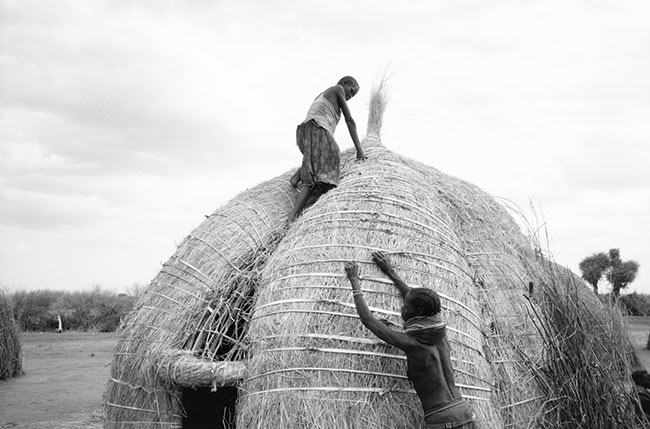 Joint Construction of a Nyangatom Residence © Winfried Bullinger